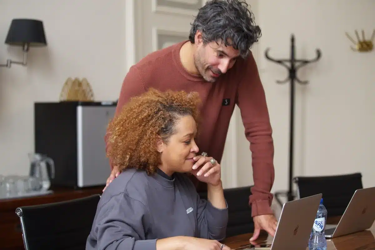 Teacher helping a participant during an AI course