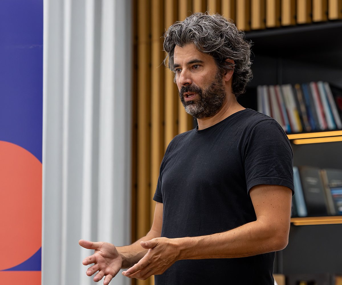Speaker explaining during a session at Amsterdam Data Academy